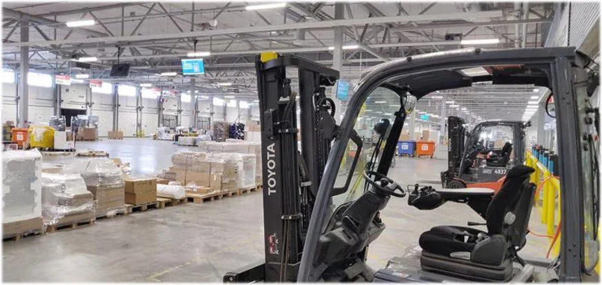 Forklifts and pallets in a logistics terminal tracked with Noccela